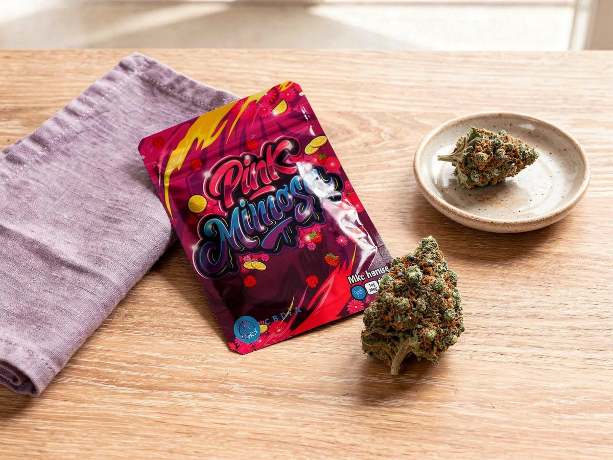 Cali Weed aus Nutzhanf: Pink Mimosa Pack mit Blüte auf hellem Holztisch