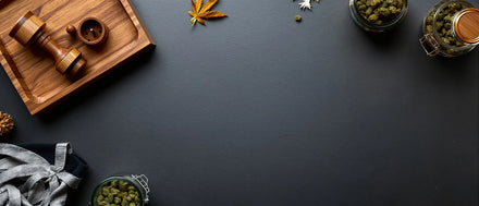 Geschenke für Kiffer: Holz-Grinder, Rolling Tray, Vorratsgläser mit CBD Blüten und Geschenkverpackung