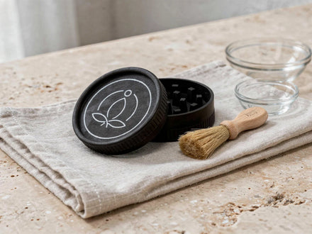 Geöffneter CBDÍA Grinder mit Pinsel auf Leinen, Grinder reinigen