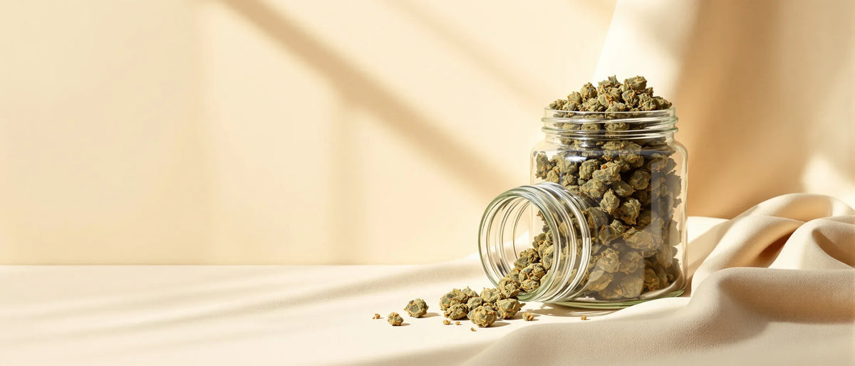 Vorratsglas mit CBD Blüten auf hellem Leinen
