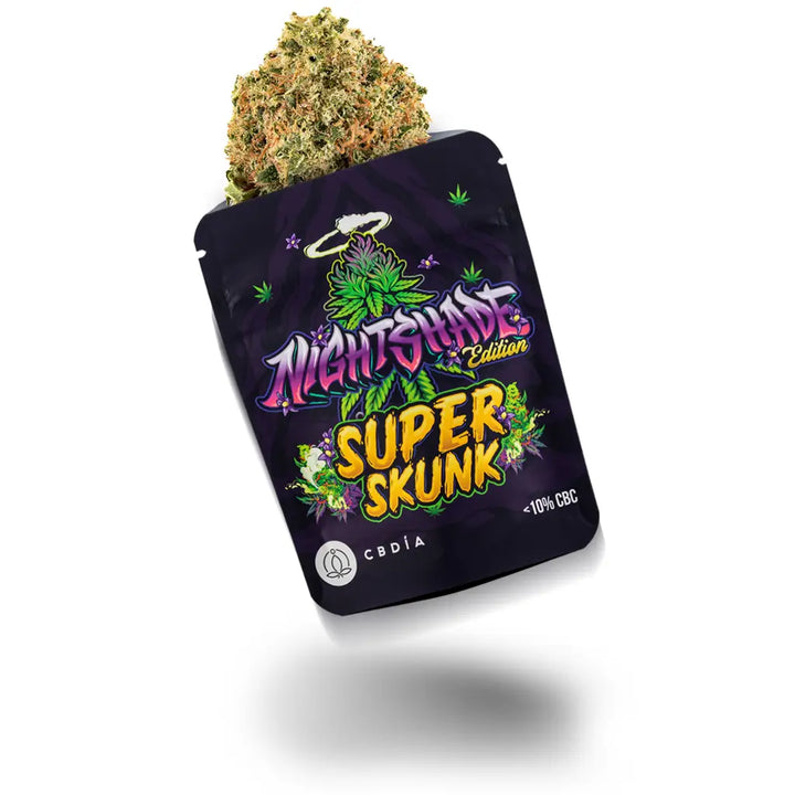 Eine Blüte in einer Verpackung von der Sorte Super Skunk