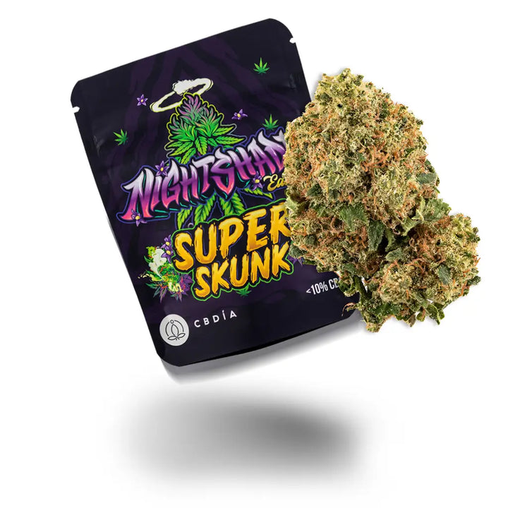 Eine schwebende Blüte von der Sorte Super Skunk