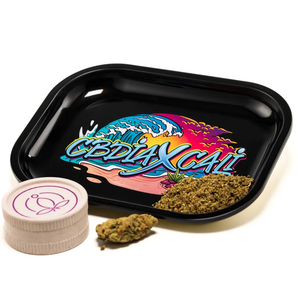 Ein Weed Tray neben einem Grinder